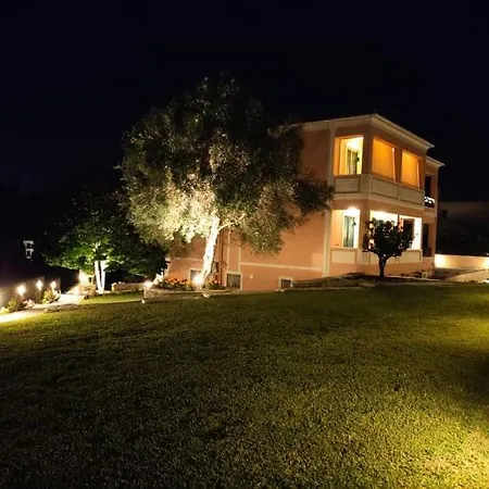 Lia's Two Apartmán Mantouki